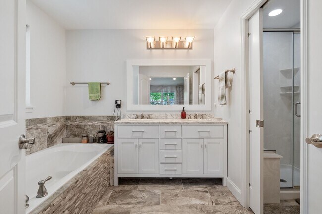 Building Photo - Stunning 4-bedroom, 2.5-bathroom rental of...