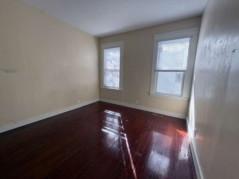 Building Photo - 726 Elm St