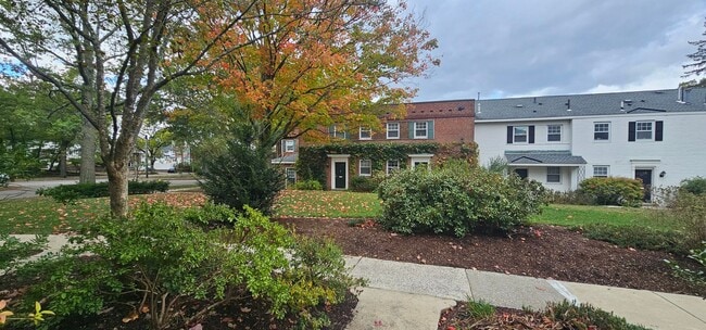 Building Photo - 2-bed, 1.5 Bath Brookline Townhouse
