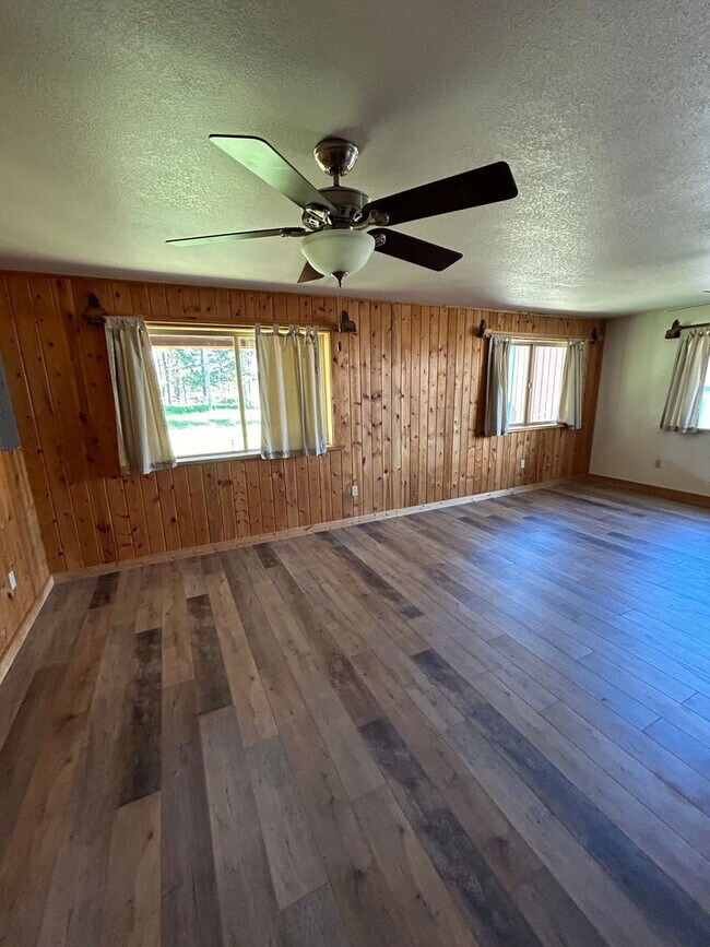 Building Photo - Beautiful 3 Bed, 2 Bath Home in Columbia Falls, MT - Close to Glacier National Park