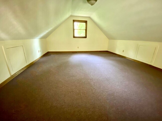 Building Photo - 2 Bed/1 Bath Cottage in Private Area