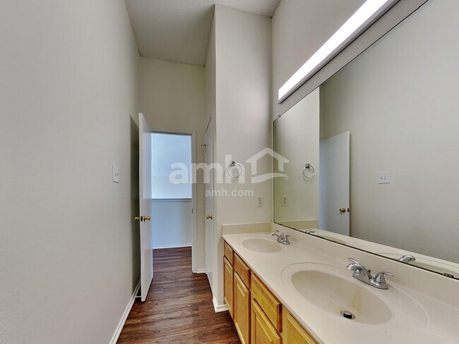 Building Photo - 7701 Longbow Ln