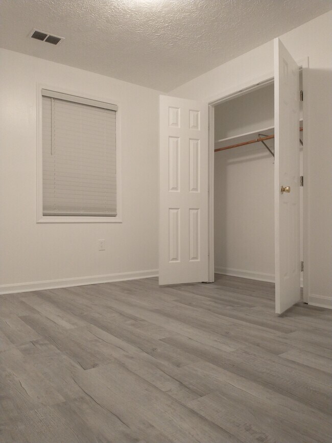 Building Photo - 1288 S Ox Rd