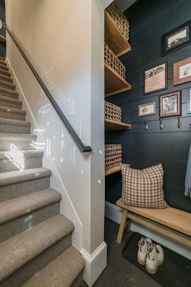 Mudroom/Foyer - 347 N Broadway St