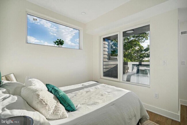 Building Photo - 1307 Longfellow St NW