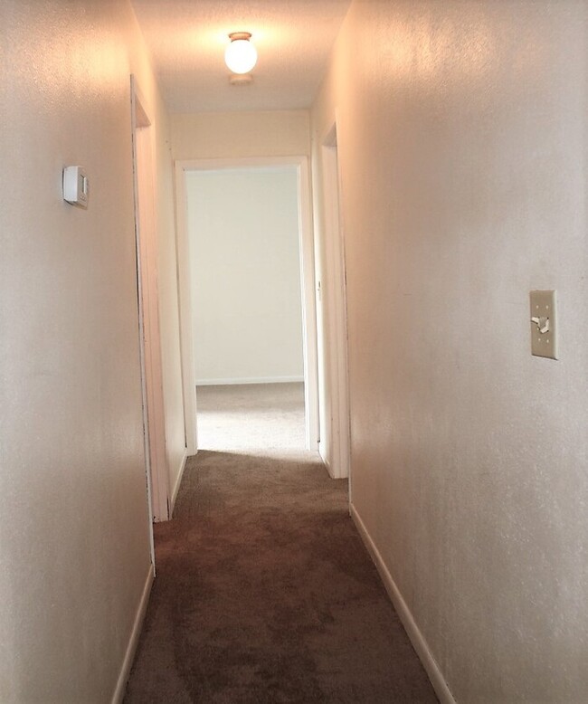 Building Photo - $1,550 | 3 Bedroom, 2 Bathroom Duplex | No...