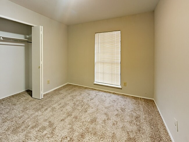 Building Photo - No Application Fee* Plus $250 Off First & ...