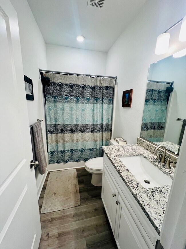 Building Photo - Spacious 3BR House 2 Blocks from the Beach