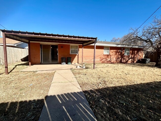 Building Photo - 3 bed 2 bath near the west loop Now available