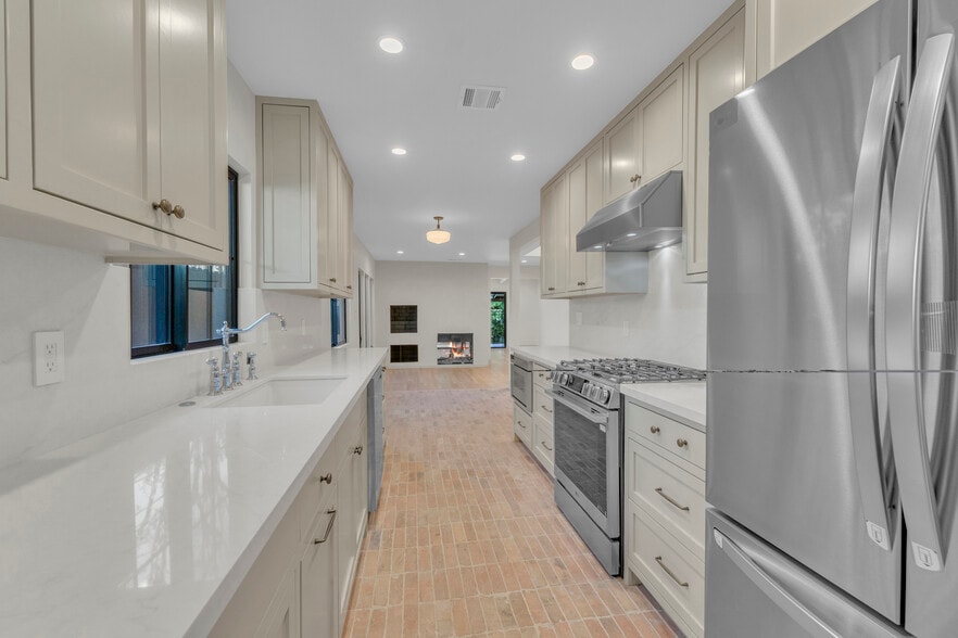 Kitchen - 4316 Bellaire Ave