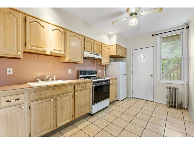 Building Photo - 159 W 57th St