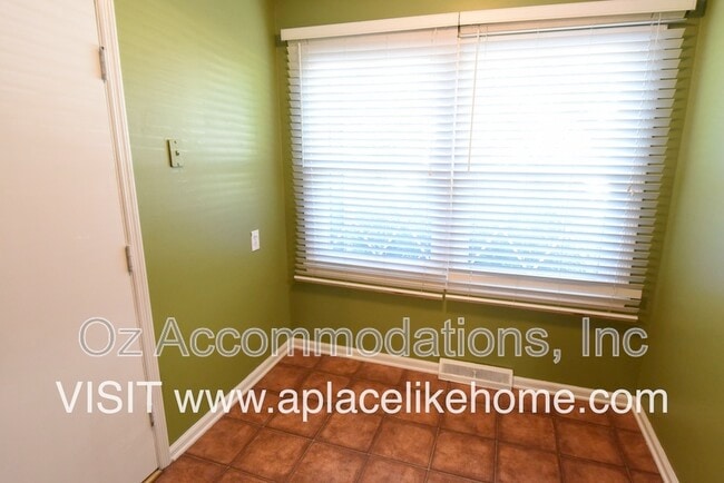Building Photo - 8870 Westbrooke Dr