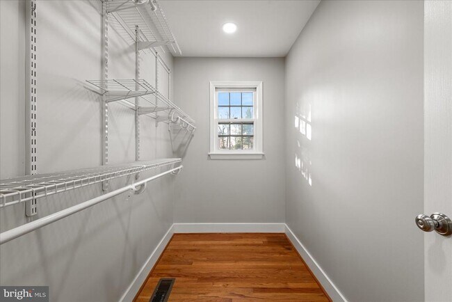 Building Photo - 641 W Country Club Dr