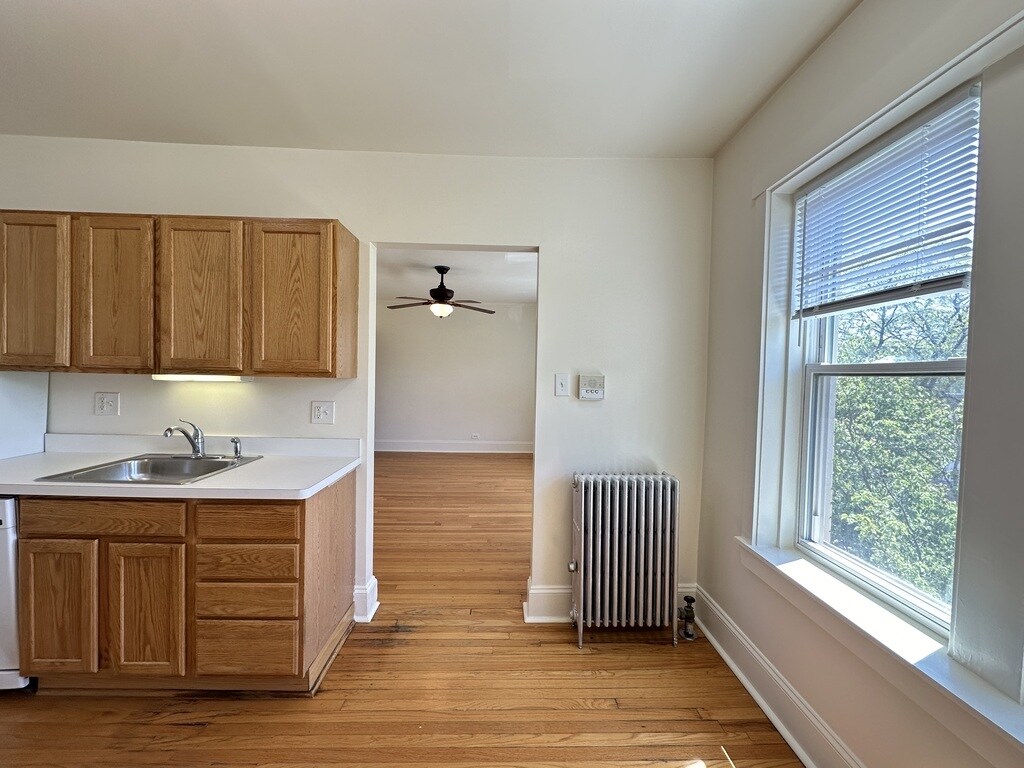 Building Photo - 2856 W Cullom Ave