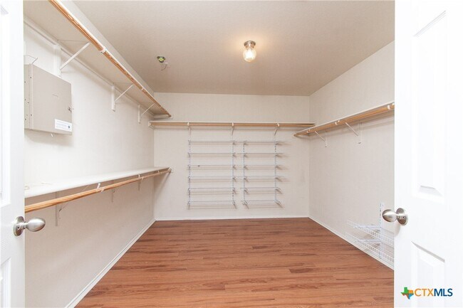 Building Photo - 5503 Bridgewood Dr