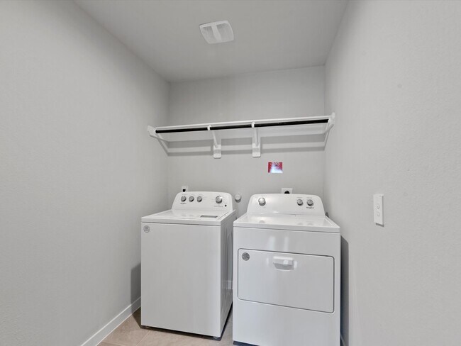 Building Photo - 3335 Silverton Dr