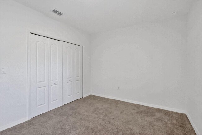 Building Photo - 657 NE Horizon Ln