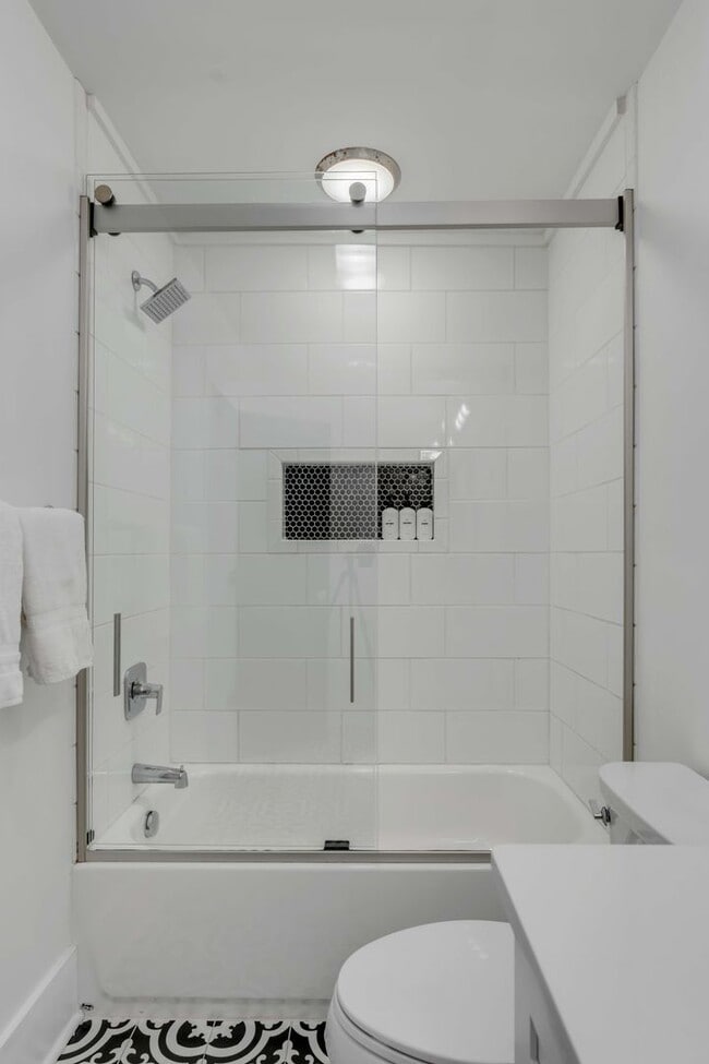 Building Photo - Fully Furnished Downtown Rental