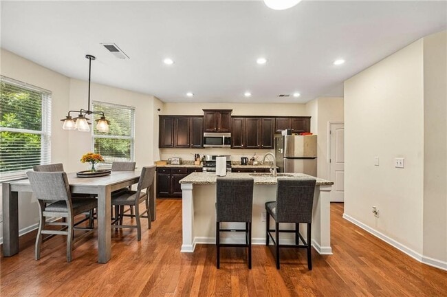 Building Photo - 6216 Oakdale Ridge Ct SE