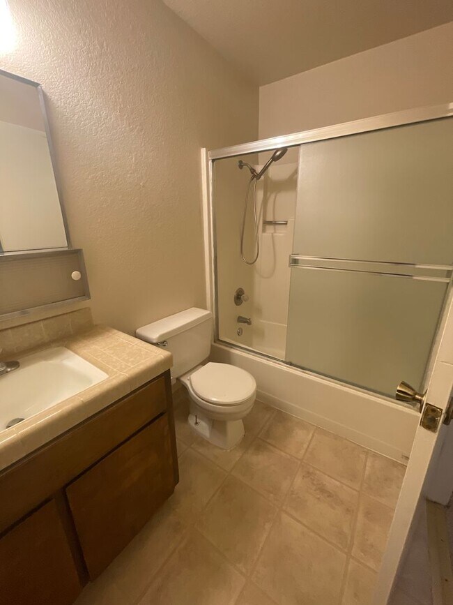 Building Photo - 2 Bedroom, 1 Bath Apartment