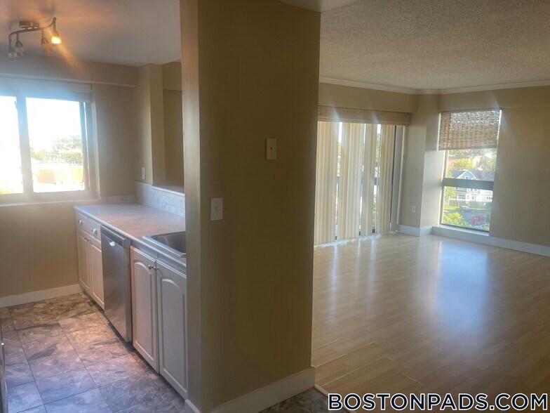 Building Photo - 15 N Beacon St