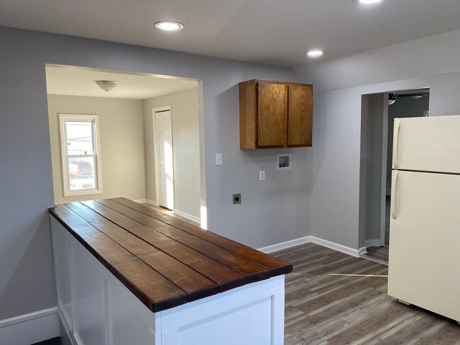 Building Photo - Newly Renovated 2 Bedroom Apartment