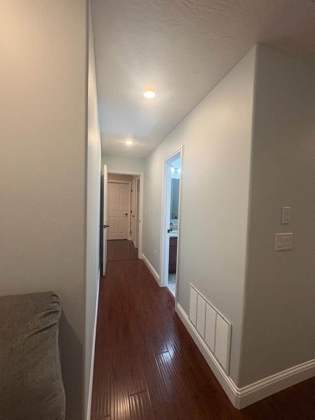 Building Photo - 725 Almond Tree Ln