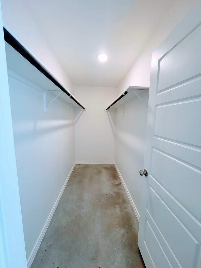 Building Photo - 129 Wind Ridge Dr