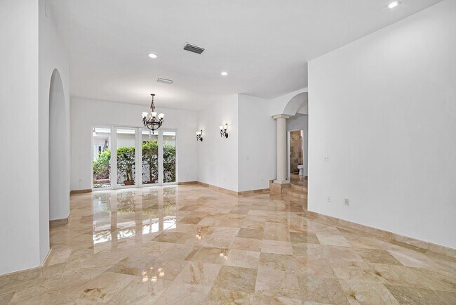 Building Photo - 1135 Asturia Ave