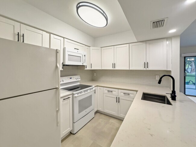 Building Photo - 2112 S Cypress Bend Dr