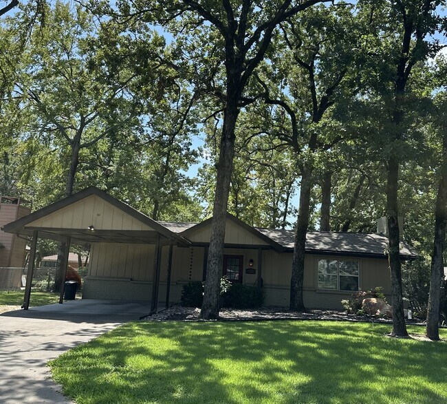 Building Photo - 127 Cedarwood Dr