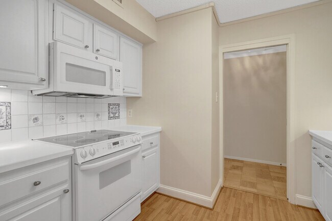 Building Photo - 3800 Fairfax Dr