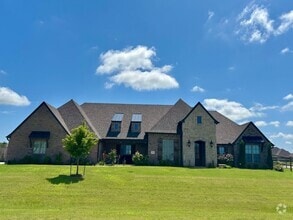 Building Photo - Beautiful and impeccably maintained single...
