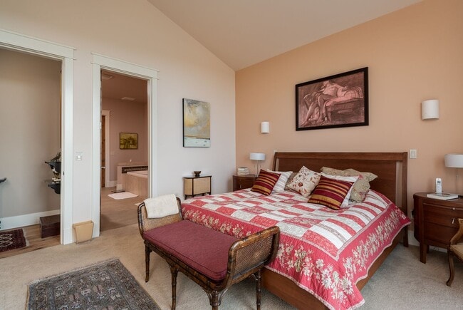 Building Photo - Tetherow!! Amazing Townhome that is fully ...