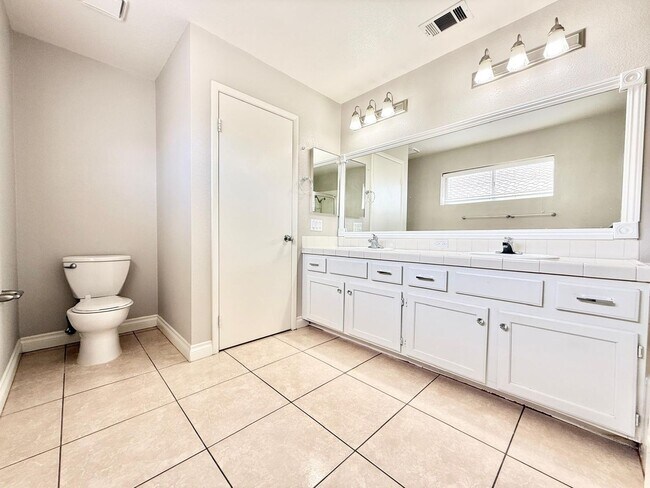 Building Photo - Amazing Peccole Ranch Home 4 beds & Pool