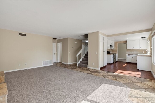 Building Photo - Canyon Crest Home