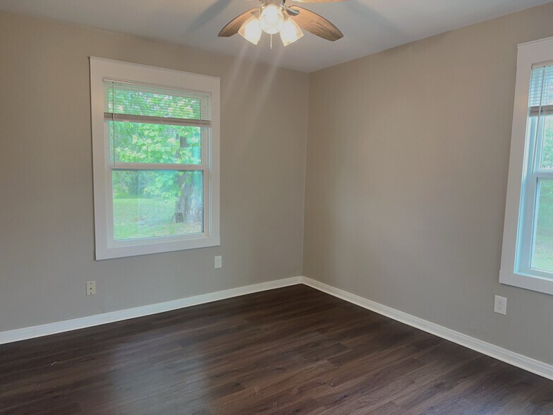 Building Photo - 313 Lovers Ln