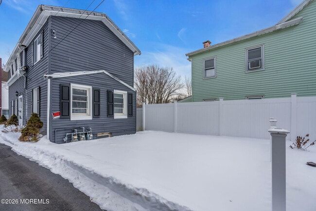 Building Photo - 12 Main St