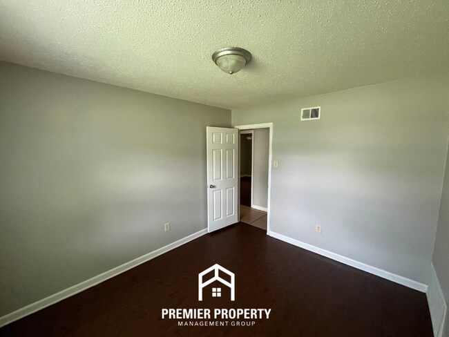Building Photo - Charming 3BR/2BA in 38118 | Low-Maintenance Tile Floors, Bay Window & Patio