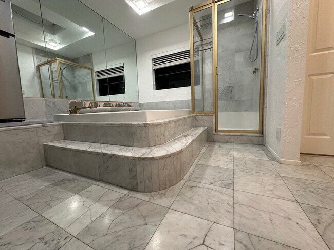 Building Photo - 19 Bronco Dr