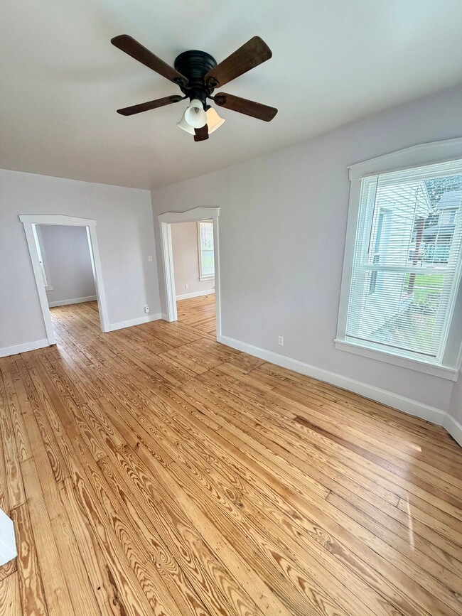 Building Photo - 37 N Kinzer Rd