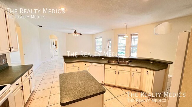 Building Photo - 7823 Fernleaf Dr