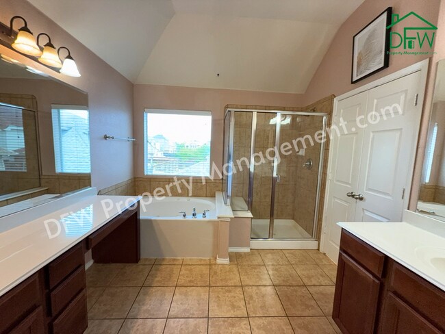 Building Photo - Elegant and Spacious 5-Bedroom Home for Lease in Fort Worth