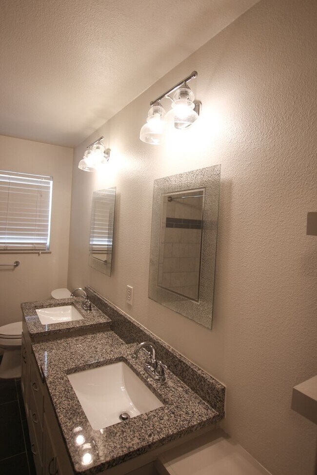 Building Photo - Lease Takeover Opportunity Available! 3 Be...