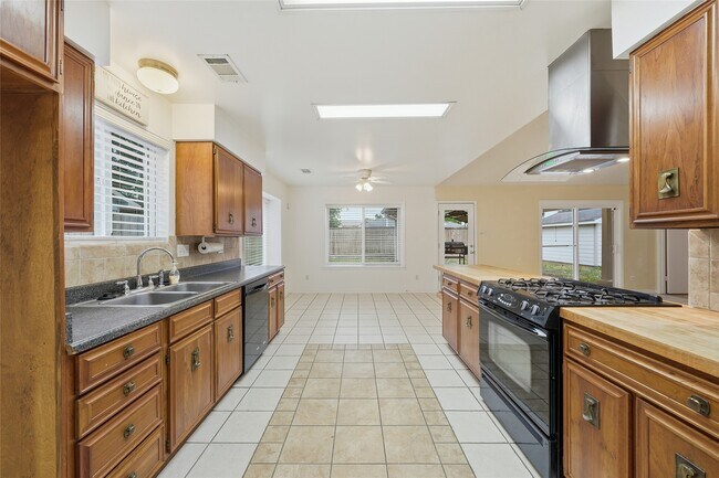 Building Photo - 18602 Lippizaner Dr