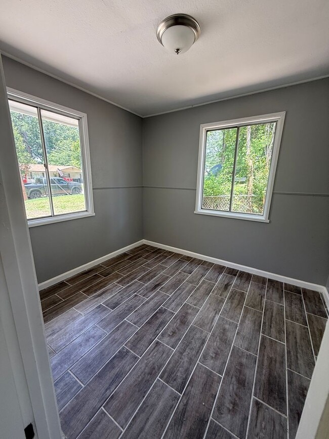 Building Photo - 4 bed 2 bath Southern Hills