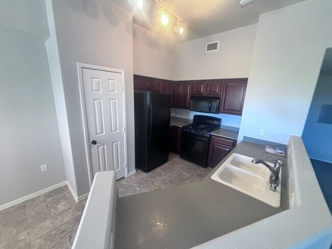 Building Photo - 2 Bed + Den/ 2 Bath 2nd floor condo in Gat...