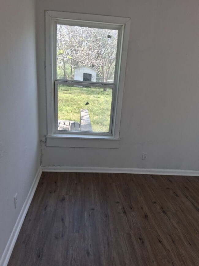 Building Photo - 1302 Pecan St