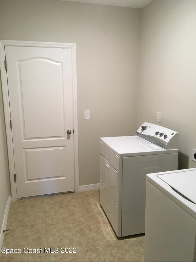 Building Photo - 967 Zambrana St SE