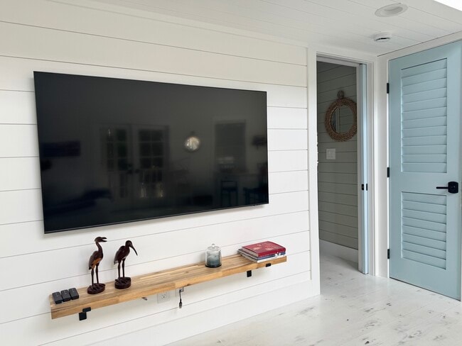 Building Photo - 2732 Weeks Ave